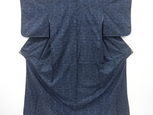 未使用品　亀甲に菊模様織り出し本場泥大島紬着物(5マルキ)